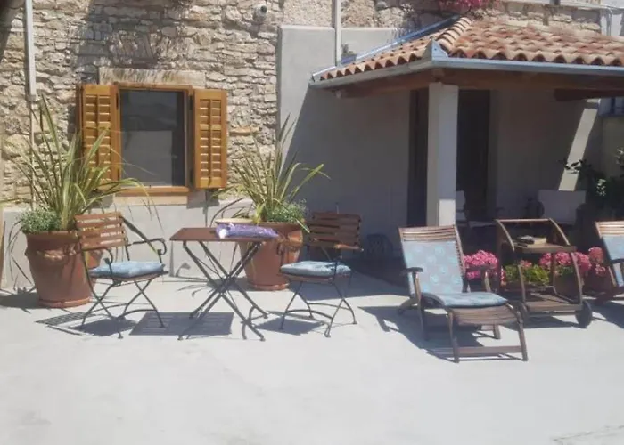 Deluxe One Bedroom 아파트